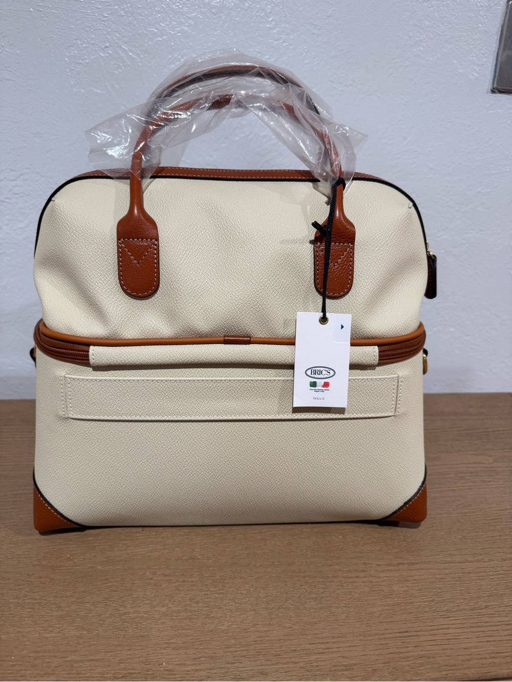 Bric’s Firenze Train Case - Cream with Tan Trim - Picture 4 of 10